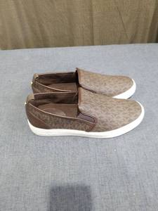 lot 1929 image: TRENDY SLIP ON FASHION SHOES SIZE 7