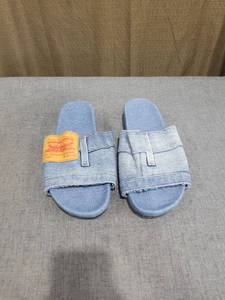 lot 1936 image: Levis Denim Slide Sandals Pair W21 1901 Size Unknown