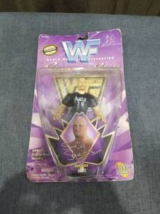 lot 1940 image: WWF 1997 - Signature Series - Stone Cold Steve Austin Action Figure - Bonus Display Base - Jakks - Limited Edition - Collectible