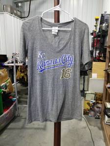 lot 1983 image: Campus Lifestyle KC Kansas City #16 Womens V-Neck T-Shirt Size L