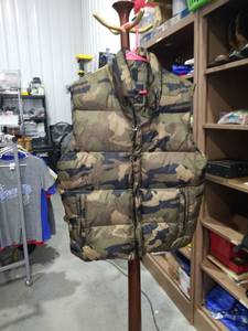 lot 1993 image: Old Navy Puffer Vest Camouflage Medium