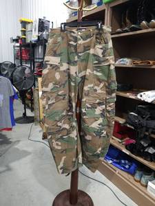 lot 1999 image: Fashion Nova Camouflage Cargo Pants Size XL
