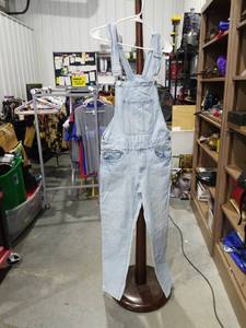 lot 2061 image: Forever 21 Men Denim Overalls Size S