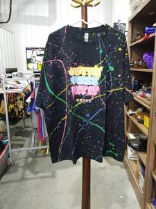 lot 2068 image: Gildan Getting Fizzy Wit It T-Shirt 3XL Black Splatter Print