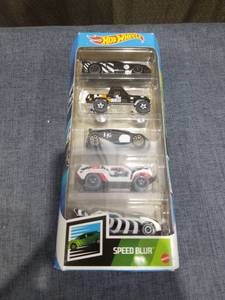 lot 2084 image: Hot Wheels Diecast Cars - 5pk (Colors May Vary)