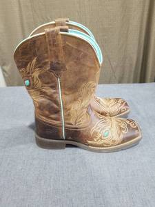 lot 2093 image: Ariat Womens Western Boots Style 10033983 US 9B