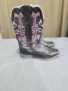 lot 2094 image: Justin Western Cowboy Boots Black Purple Embroidered Pair Size 8.5