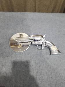 lot 2103 image: GUN PIZZA CUTTER