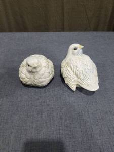lot 2110 image: Pair of White Bird Figurines with Detailed Feather Carving