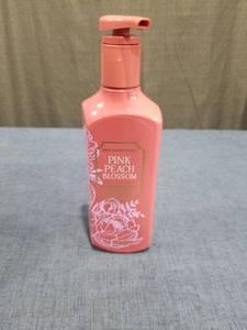 lot 2132 image: Bath & Body Works Pink Peach Blossom Cleansing Gel Hand Soap