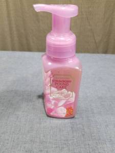 lot 2134 image: Bath & Body Works Strawberry Pound Cake Gentle & Clean Foaming Hand Soap 8.75 fl oz