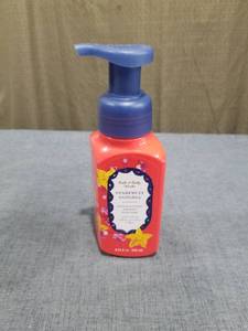 lot 2137 image: Bath & Body Works Starfruit Sangria Gentle & Clean Foaming Hand Soap 8.75 oz