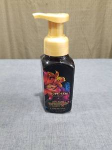 lot 2143 image: Bath & Body Works Tropidelic Gentle & Clean Foaming Hand Soap 8.75 fl oz