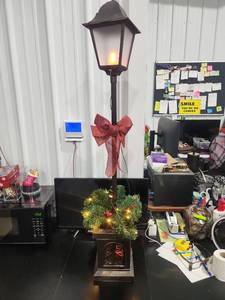 lot 9975 image: Lighted Street Lamp Post with Wreath Base and Flame Effect