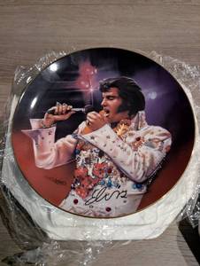 lot 1017 image: Bradford Exchange The King Remembering Elvis Porcelain Plate&nbsp