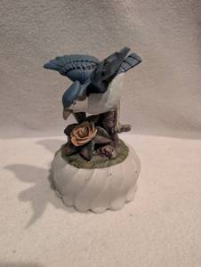 lot 1500 image: Bird with Flower Decorative Figurine Music Box