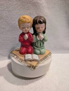 lot 1502 image: Two Praying Children Figurines Music Box