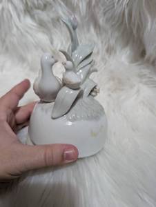 lot 1513 image: Decorative Ceramic Figurine with Bird and Leaf Design Music Box