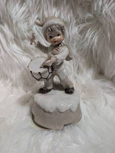 lot 1514 image: Porcelain Figurine Child with Drum Music Box