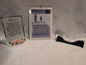 lot 4002 image: Decorative Glass Plaques and Plate Set 3-Piece Mom and Dad Gift