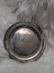 lot 4011 image: Round Decorative Plate with Engraved Eagle Design Rope Border