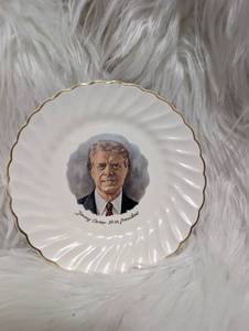 lot 4015 image: Jimmy Carter 39th President Decorative Plate Shell Edge Gold Trim