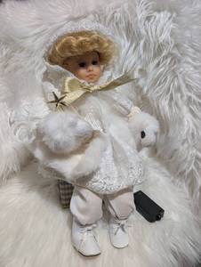 lot 4616 image: Porcelain Doll White Lace Dress Gold Bow Star Accent Battery Operated