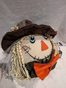 lot 7000 image: Animated Scarecrow Head with Brown Hat and AC Adapter