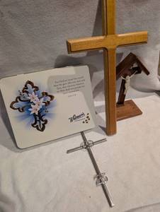 lot 7004 image: Religious Lot Whitmans Chocolates Religious Desk Cross Set with Card John 316