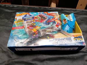 lot 33732 image: Hot Wheels Shark Attack car track intact