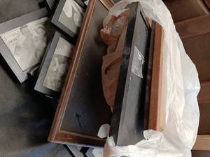 lot 33739 image: Bundle of Picture frames in various sizes all in good shape