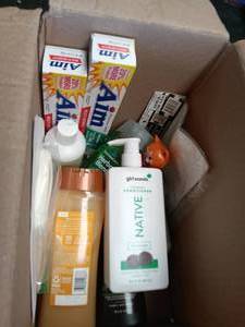lot 33742 image: Box of self-care items