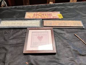 lot 33743 image: Bundle of 4 wall photosdecor