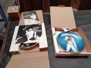 lot 33682 image: Elvis Presley commemorative collector plates, part of a series like the Delphi Looking at a Legend collection