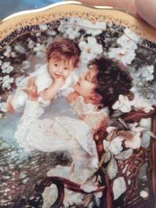 lot 33696 image: Vintage collector plate Mothers Love by artist Sandra Kuck, part of the Reflections of Love collection