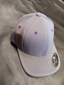 lot 33714 image: Bundle of 8 Youth Flexfit hats Gray in color size YOUTH 6 38- 6 78
