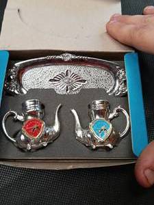 lot 33668 image: Vintage silver-toned metal teapot salt and pepper shaker set with a matching serving tray