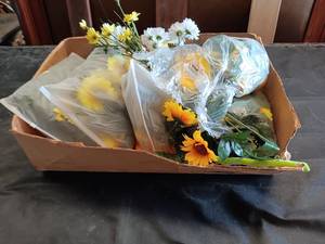 lot 33774 image: Multiple yellow  sunflowers decorations
