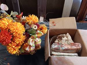 lot 33775 image: Misc Thanksgiving, pumpkin, turkey, table cloth.