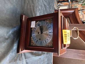 lot 33776 image: Vintage Howard Miller mantle clock