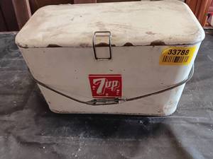 lot 33788 image: Vintage 1950s 7Up metal ice chest cooler, likely manufactured by the Progress Refrigerator Company
