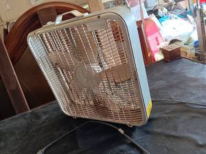 lot 33791 image: White AeroSpeed Box Fan