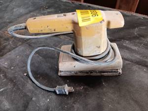 lot 33806 image: Black & Decker Model 7404 corded electric finishingorbital sander