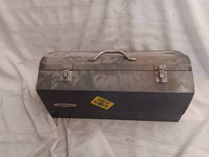 lot 33816 image: Power Kraft metal toolbox with Handle