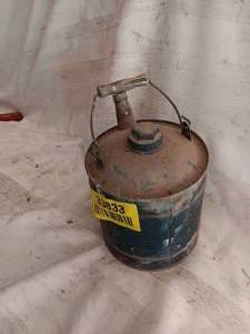 lot 33833 image: Vintage cylindrical metal gas, oilkerosene can