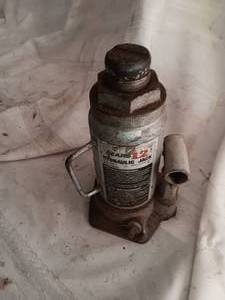 lot 33843 image: Sears 12-ton Hydraulic Bottle Jack