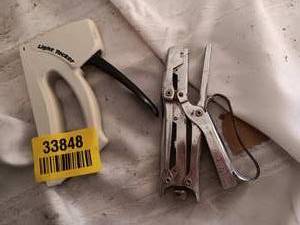 lot 33848 image: Set of 2 hand staplers