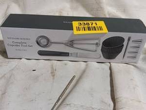 lot 33871 image: Complete Frosting decorating set