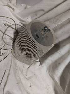 lot 33878 image: Holmes 1-Touch oscillating ceramic space heater