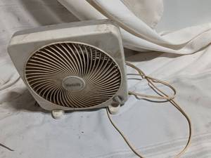 lot 33879 image: Massey 9 Personal Box Fan
